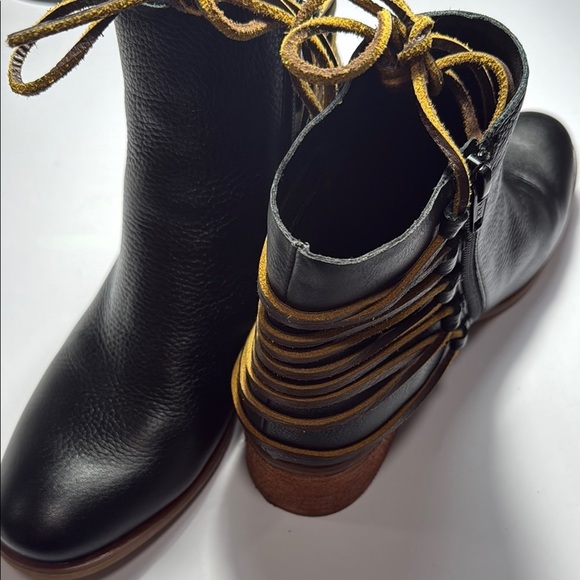 Korks Shoes - Korks Black Women's Ankle Boots Size 7.5M